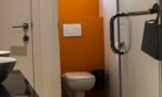 Badkamer met toilet, wastafels en douche in Vakantieverblijf De Backstage